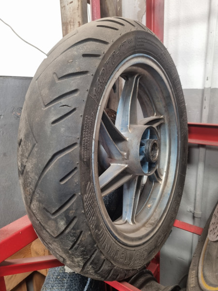 Roda Traseira Azul com Pneu Comet 250