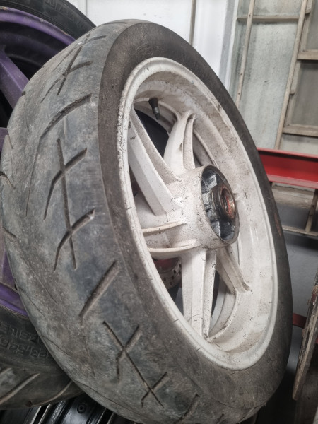 Roda Traseira Branca com Pneu 140/70-17 MAsport Comet 250cc