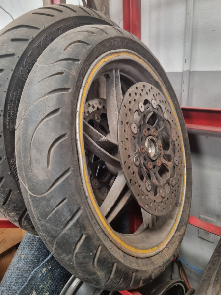 Roda Dianteira Com Pneu Maxxis 120/70-17 e 2 Discos Comet 250cc