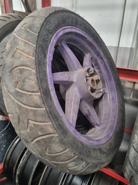 Roda Traseira Roxa com Pneu 150/70-17 AM Plus